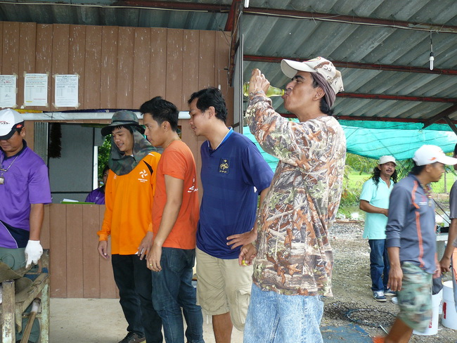 ทีมงานพี่เปี่ยมแก่งคอย มาเฝ้าหน้าตาชั่งอย่างใกล้ชิดครับ :cool: :cool: :cool: :cool: :cool: