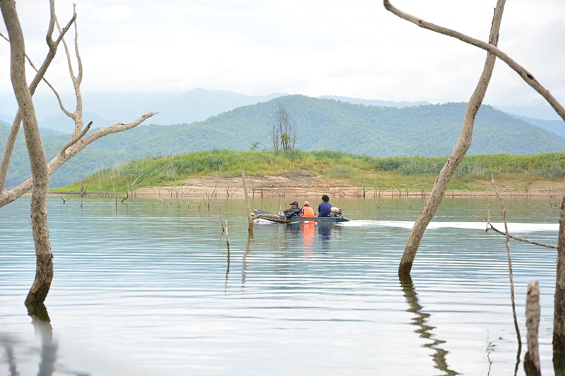 เรือชาวบ้าน..พาคนมาตีปลา ผ่านเราไปด้วย  ครับผม !!!    :ohh: :ohh: :ohh: