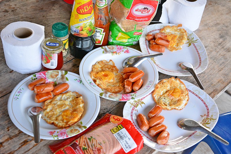 เช้าวันใหม่..ก็มาถึง !!!    :grin: :grin: :grin:

น้อง Book  จัดเตรียม  [b]Breakfast [/b]  มื้อเช้