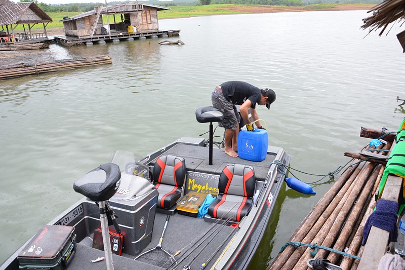 หลังจาก..กลับมาแพ  พักทานอาหารกลางวัน    :grin:

โอมิด..เติมน้ำมันเรือ  และ  Set แบตเตอรี่ของ Mote