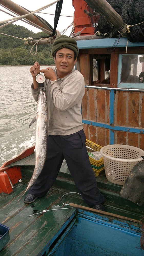 ก่อนจะถึงท่าเทียบเรือเราก็เอาปลามาถ่ายรูปเป็นที่ระลึก กันอย่างมีความสุข ความสนุกสนาน ความสุขที่เราไฝ