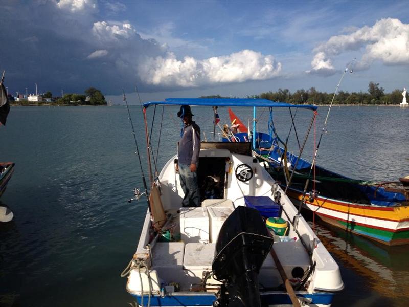 ตกเย็นเรือก็เข้าฝั่งมาส่งเพื่อนผมขึ้นฝั่ง2คน แล้วรับพวกเราออกไปตกปลาครับ  ฟ้ามืดมาเชียว