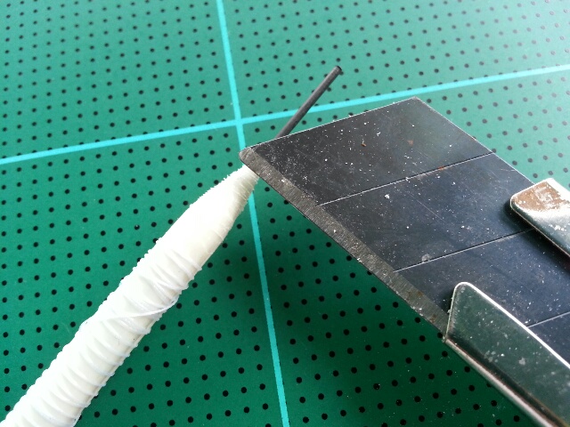 รอกาวแห้งเอาด้ายออกใช้มีดคัตเตอร์ขูดกาวส่วนเกินออกแล้วใช้กระดาษทรายขัดผิวให้เรียบ อาจใช้กระดาษทรายเบ