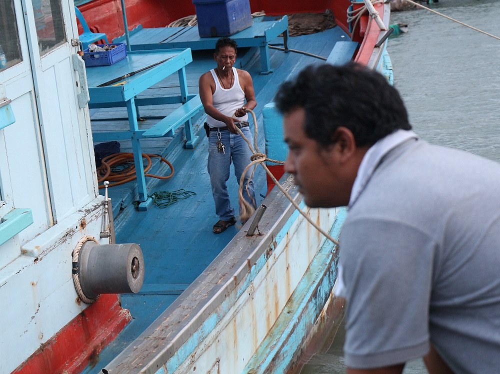 


ต้องขยับเรือมาให้ใกล้ท่าเรือ  เพื่อให้พวกเราลงเรือกันได้สะดวก  อ้าวช่วยกัน   ผมถ่ายรูปให้


