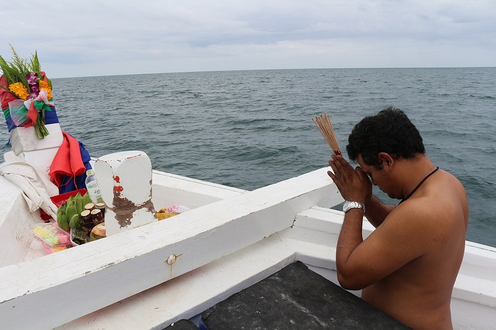 


ไหว้แม่ย่านางเรือ  ตามประเพณี     อากาศไม่ร้อนนะครับ   แต่กัปตัน อารต์  ซิร้อนรุ่มกว่า อากาศ
