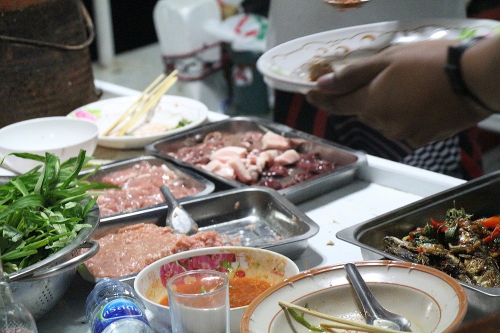 



ทานกันอย่างไง ก้อไม่หมดแน่ ๆ   เพราะ เชฟซื้อลงมาเยอะ   ทานกัน  19 คน  ยังไม่หมด




