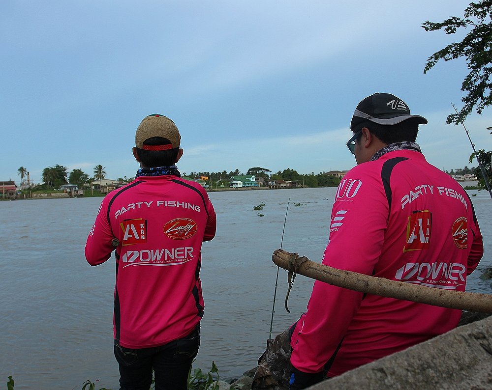 เวลาผ่านไป 1 ชั่วโมงยังไม่มีอะไรมาลากเบ็ดเลย ก็เอาขึ้นมาเปลี่ยนเหยื่อแล้วส่งลงไปใหม่