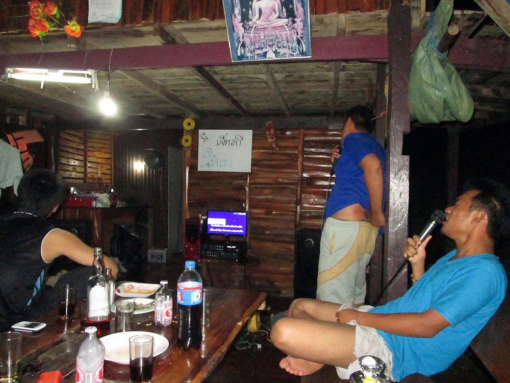 หลังจากนั้นเงียบสนิท จึงเดินขึ้นแพ มานั่งกันต่อ