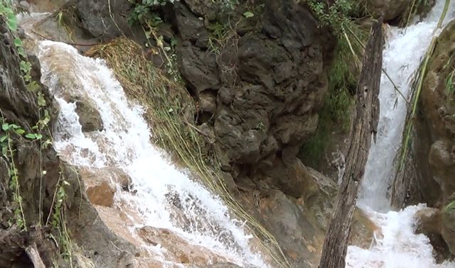 ว้าวมีนำ้ตกลงห้วยด้วย! Wow! A waterfall formed from the rains!