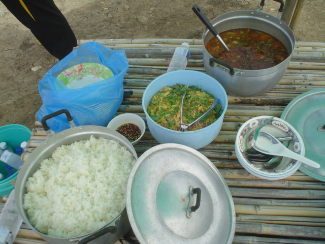 ได้เวลาพักกันแล้ววันนี้แกงไก่กะผัดหมี่กินแค่อิ่ม(บุฟเฟ่ต) :grin: :grin: :grin: