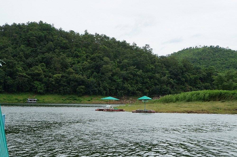 พายเรือ
เล่นน้ำ

หยุดตกปลามั่ง ชื่นชมโลกรอบๆ ตัว
นั่งมองคนที่เรารักมีความสุข

ไม่ต้องรีบร้อน