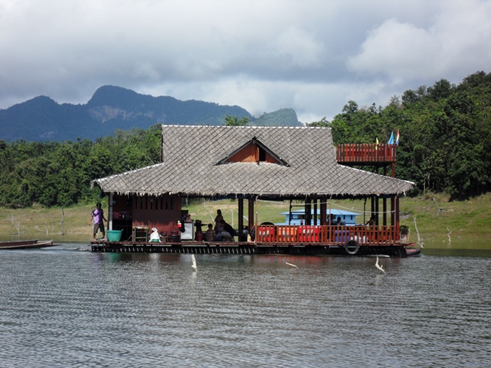 ครอบครัวขึ้นแพแล้วครับ  ส่วนผมก็ออกเรือทันที่ครับ