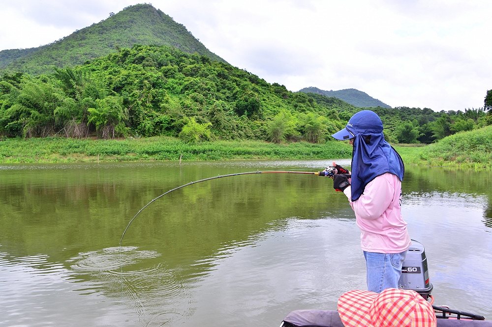 วิ้งพร้านรอบเรือเลยครับตัวนิ......โอย!..ทำไมไม่เป็นเรา,..555 :smile: :grin: