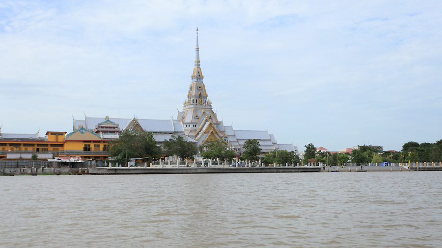 วัดหลวงพ่อโสธรสวยงดงามมากครับ 