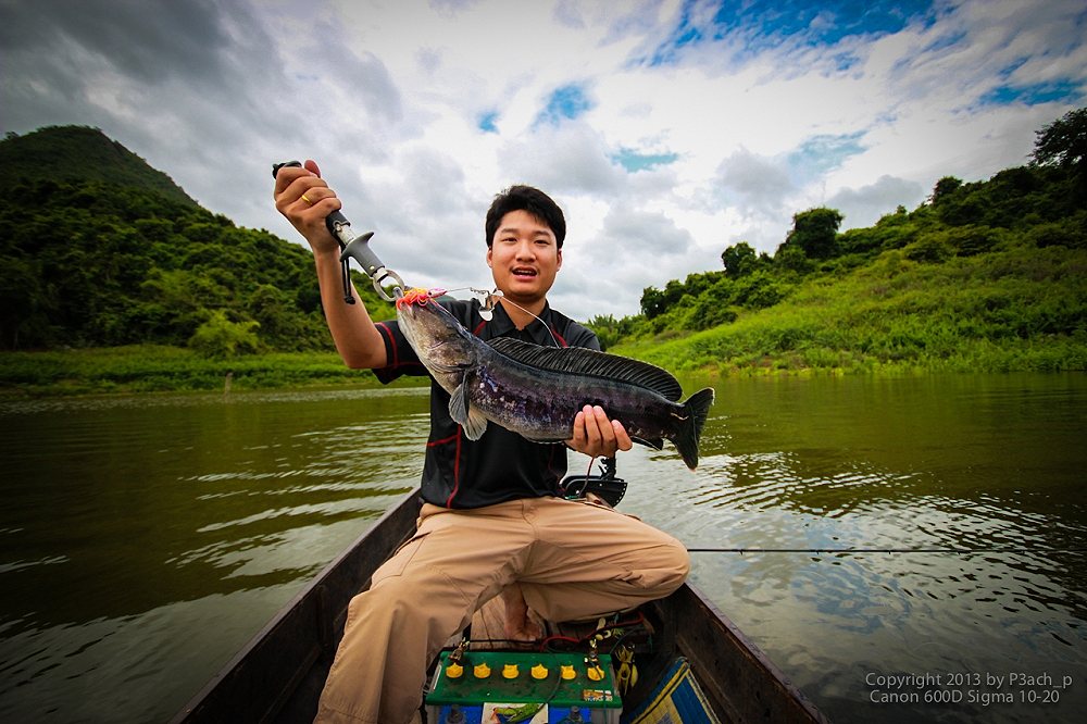 [center][b] มาถึงลงเรือตกปลาเลย...ง่วงที่สุดในสามโลกเลยจร้าาา คนอื่นโดนก่อนแต่กัดไม่โดน

ของเราตู้