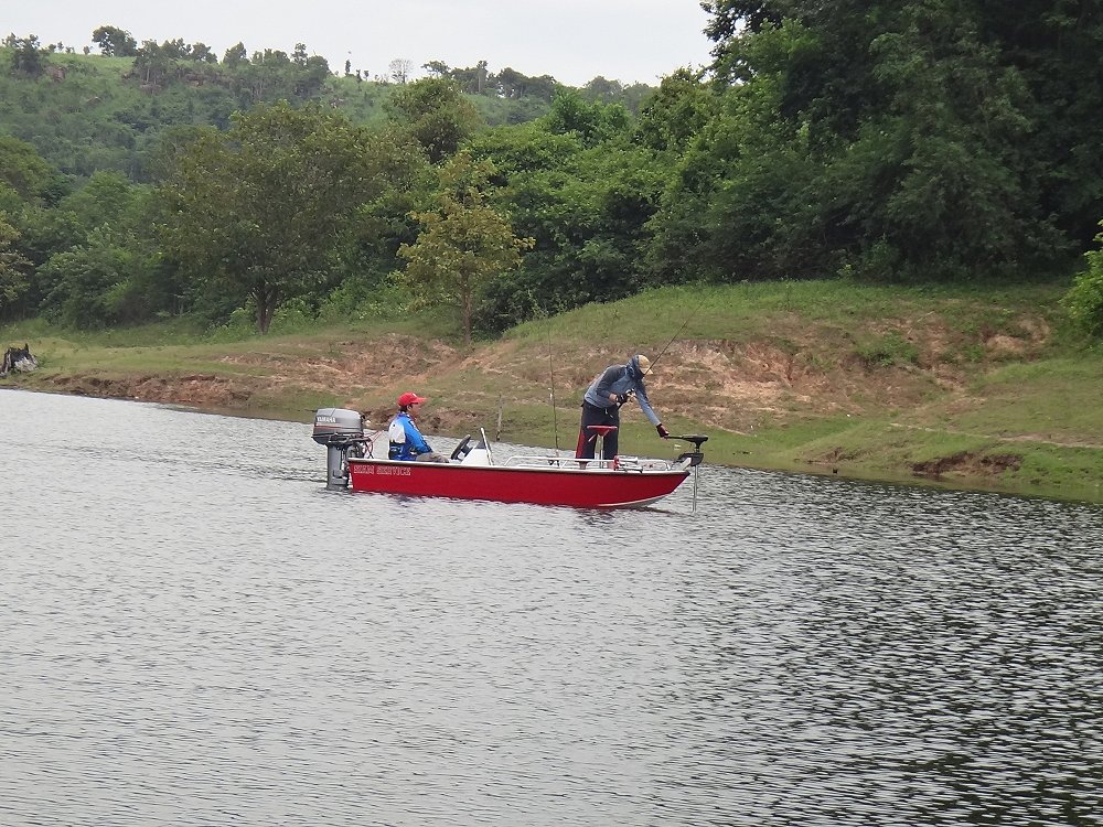 เรือน้าหนอนมาประกบท้ายอีกลำ  แต่เสียงน้าหนอนยังเงียบๆ อยู่เลย เพราะบัดดี้ น้าธิวส์ จั่วไปก่อนแล้ว ต้