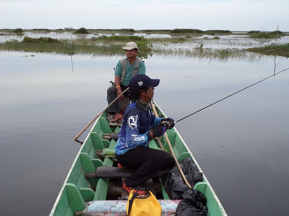 


หันไปถ่ายรูปเรือี่กู้ง และน้ากรมแป๊บเดียว......มีเสียงปลากัดดังตู๊ม....หันกลับมาเห็นภาพนี้ เซ็