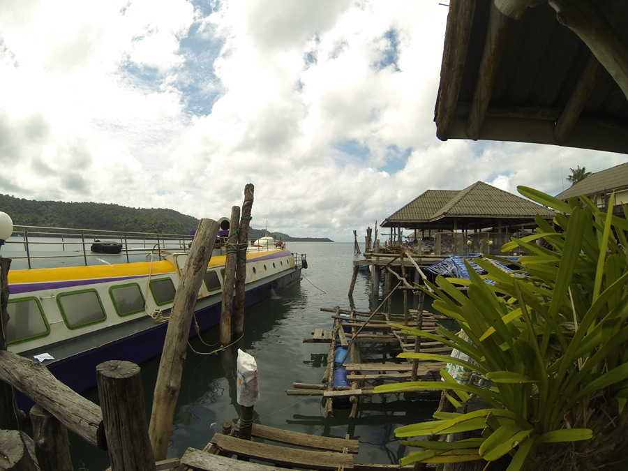  [center]ชั่วโมงกว่าก็มาถึงท่าเรือน้ำลึกเกาะกูด ถ้าผมจำไม่ผิดจะเป็นอ่าวสลัดครับ ตรงจุดนี้หลบคลื่นลมไ