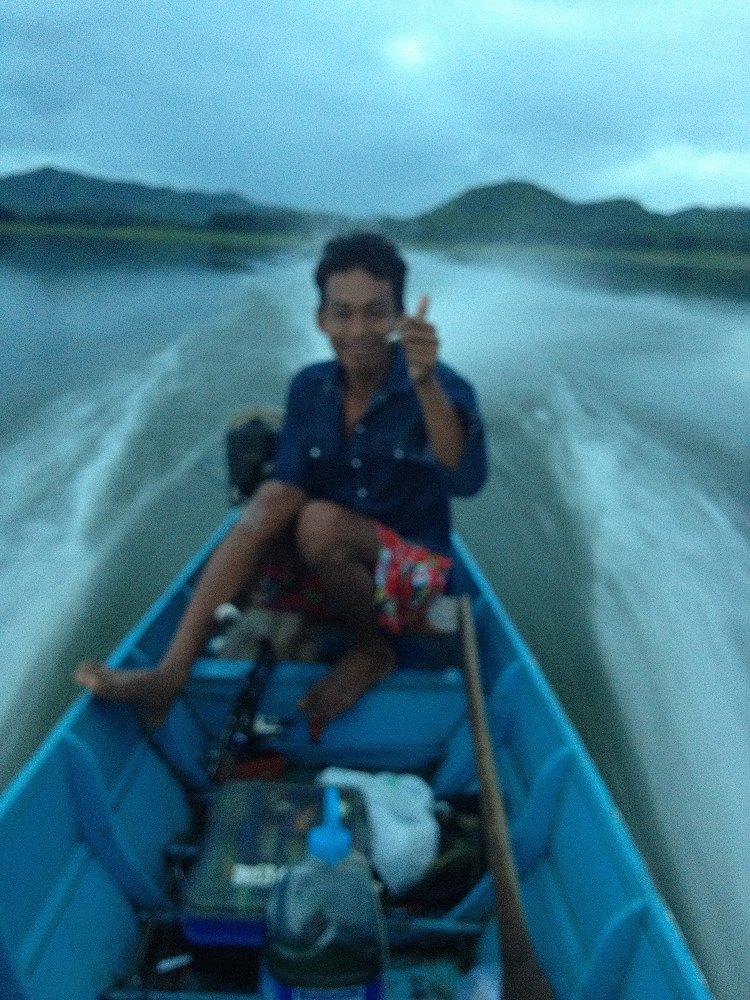 แล้วก็วิ่งเข้าหมาย ... โดยเรือตกปลาที่เร็วที่สุดในแก่งกระจานของไต๋ เหม็ง ... :umh: