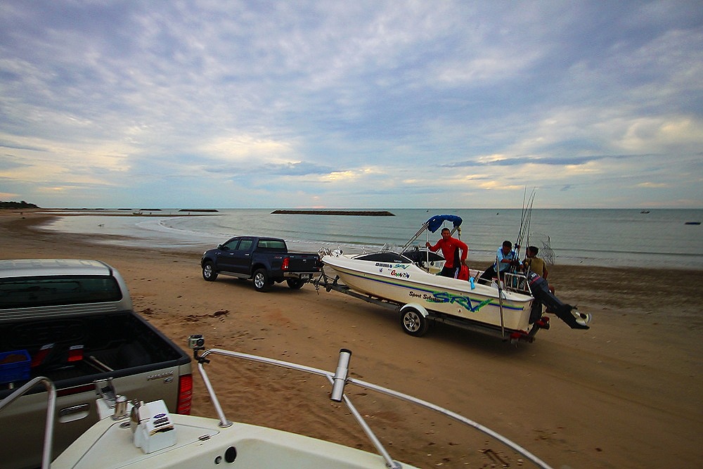 ที่นี่ไม่มีแลมป์เอาเรือลง.......ต้องเทเอาลงตรงชายหาดกันครับ.......