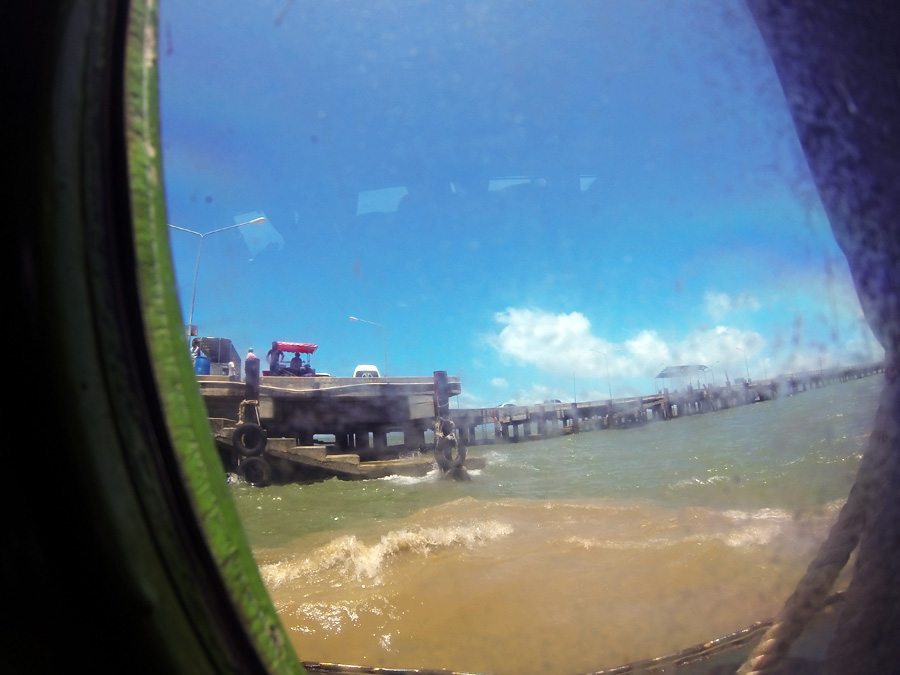  [center]11:24 19/08/2013 ใช้เวลาวิ่งเรือไม่ถึงชั่วโมงครึ่งครับ แต่ปัญหามาอีตอนเทียบท่านี่แหละครับ ม