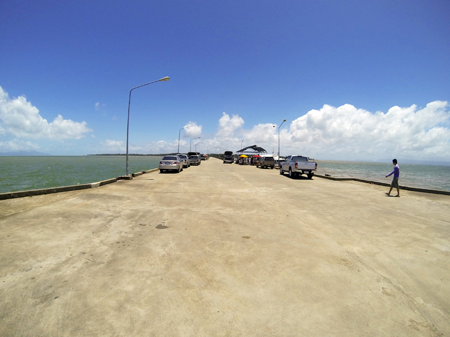  [center]เดี๋ยวเราเข้าตัวเมืองตราดไปทางถนนสายท่าเรือ ไปทานมื้อเที่ยงจากปลาที่ตกได้กันครับ[/center]