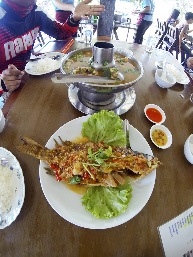  [center]12:59 19/08/2013 มื้อเที่ยงจากปลาที่ตกได้ตอนเช้า กะรังแดงราดพริก ต้มยำปลาเก๋า+กะรังแดง [/ce
