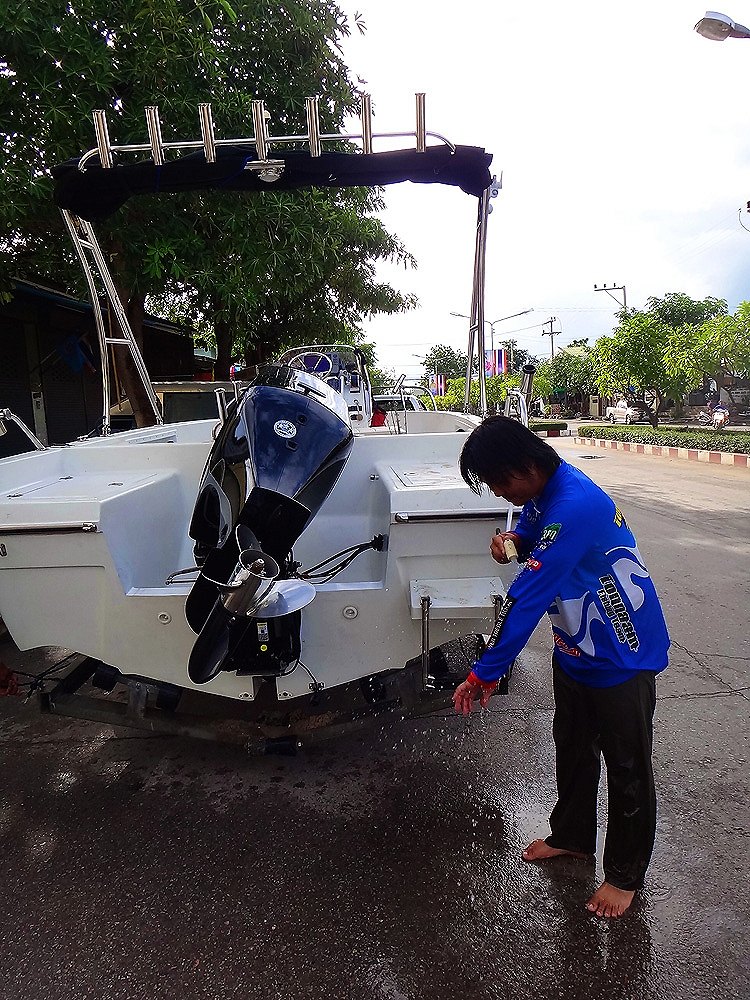 เรือกัปตันกุ๊กสบายหน่อย...มีน้ำจืดให้ล้างตัวด้วย.....แจ่มมมม....
 :love: :love: