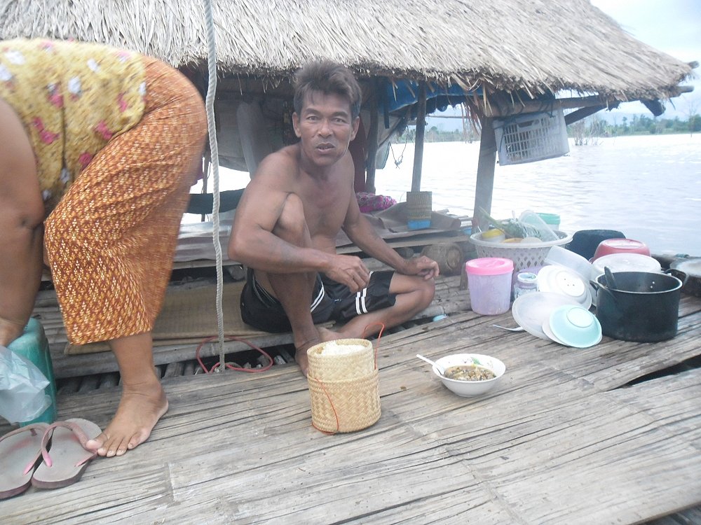ปราบศัตรูชายฝั่งใด้แล้วสิ้น แวะมาทักชายพี่ชาย บนเรือนแพกลางน้ำก่อนดีกว่า ไม่ใด้ปะกันนานโข แวะกินข้าว