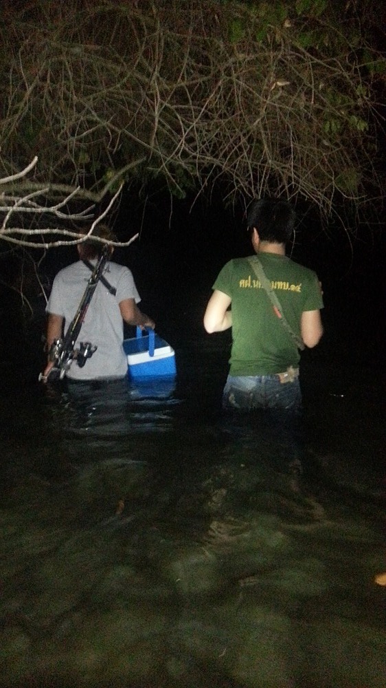 หลังจากเงียบนานไปหน่อย ตี3 พวกเราเลยตัดสินใจกลับ น้ำขึ้นเยอะด้วยครับ ลุยน้ำเป็น กิโลเลย หนาวมว๊ากๆๆ.