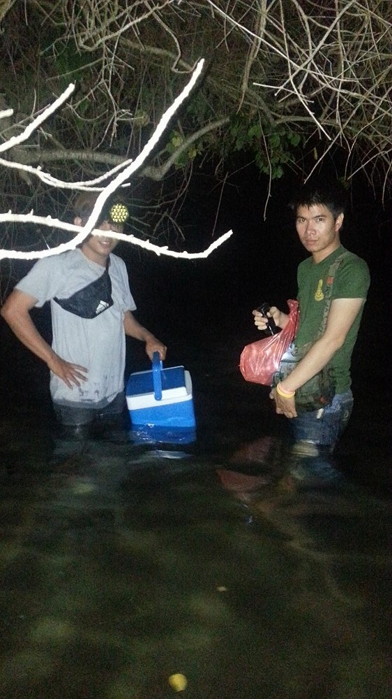 แหม่ๆๆ...ยังมีอารมณ์โพสท่ากันอีก 555 :cool: :cool: :grin: