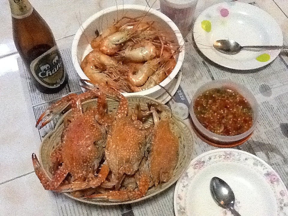 กลับถึงบ้างเลยจัดปูกับกุ้งนึ่งแบบเต็มๆ