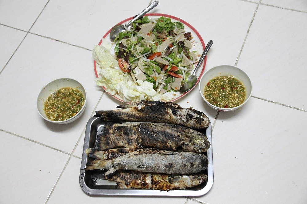 เสร็จแล้วเราก็แปรรูปเดี๋ยวนั้นเลย ^^ 

ปลากระบอกเผาเกลือ...ยำหมูยอ น้ำจิ้มทำเองเปรี้ยวเผ็ด บวกกับเ
