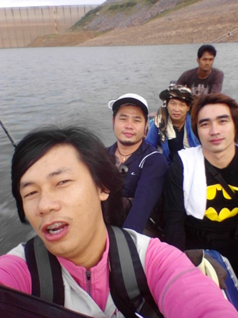 นั่งเรือไปต้นน้ำเพื่อเริ่มการตกปลา