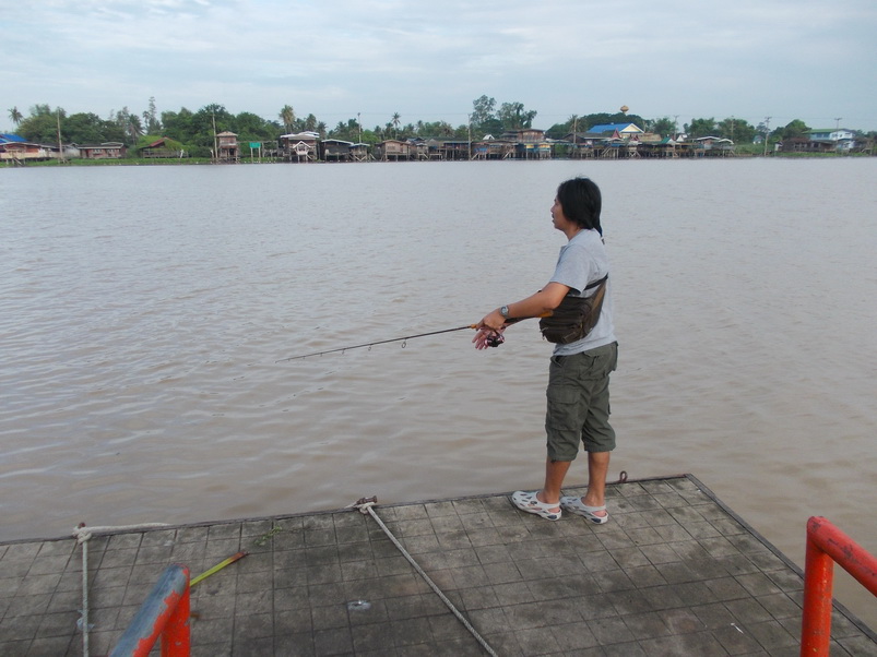 ถึงท่าเรือไต๋ยังไม่มาเห็นมีปลาขึ้นกัด
น้าบาสลองตีเหยื่อปลอมที่ท่าเรือก่อนครับ