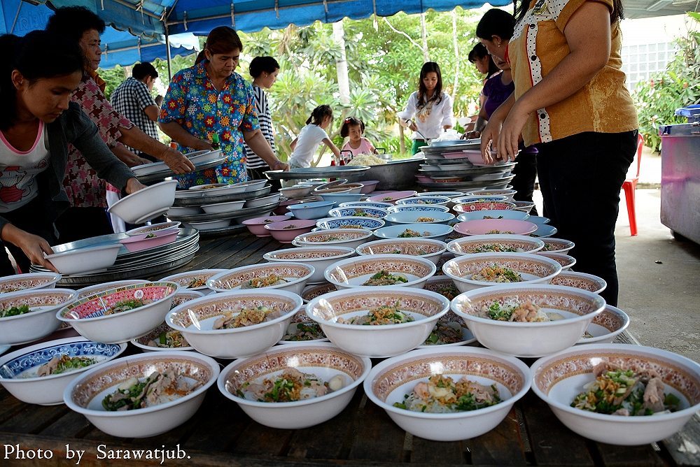 เลี้ยงพระเณร  กว่า 200  รูปครับ