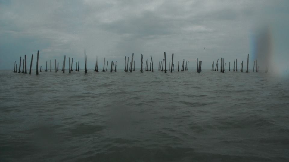 ผ่านเเนวเลี้ยงหอยของชาวบ้าน ที่จมอยู่ก็เยอะ ถ้าขับออกผิดร่อง
น้ำ ท้องเรือคงเหวอะ :laughing: :laughi