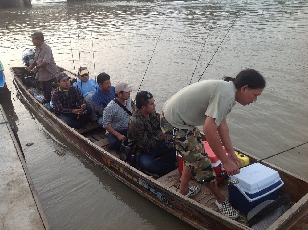   เรือลำแรกออกเดินทาง นำทีมโดย น้าโชคหลานเจ้าของวังมารับเอง
เรือลำหนึ่งเอาแค่ 4-5 คนพอ เพื่อความปลอ