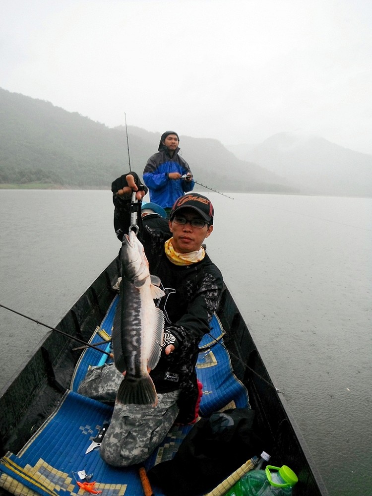 และด้วยความแรงของผมในวันนี้ รวมกับความแรงของฝนที่เพิ่มขึ้น หลังจากปลดตัว SIZE 2 กว่า ที่เพิ่งได้มาเม