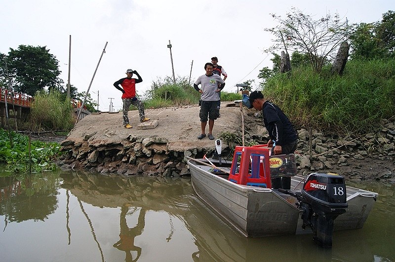  [center]เมื่อกลับมาที่ จุดลงเรือ ก็เป็นอย่างที่เห็นในภาพอ่ะครับ น้ำลงจะเอาเทเลอร์ลากเรือลงไม่ได้ เล