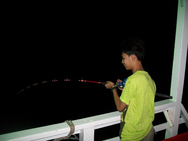 ตามพ่อมาเที่ยวด้วย(พ่อหลับอยู่) ไม่เคยลงเรือ เลยให้ตกปลาแทนพ่อเขาครับ  :laughing: :laughing: :grin: