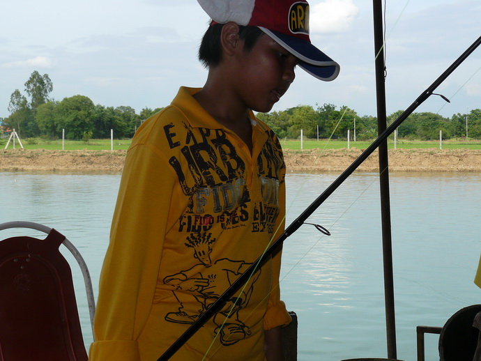 น้องปูน ตามมาติดๆจากท้ายบ่อ :love: :love: