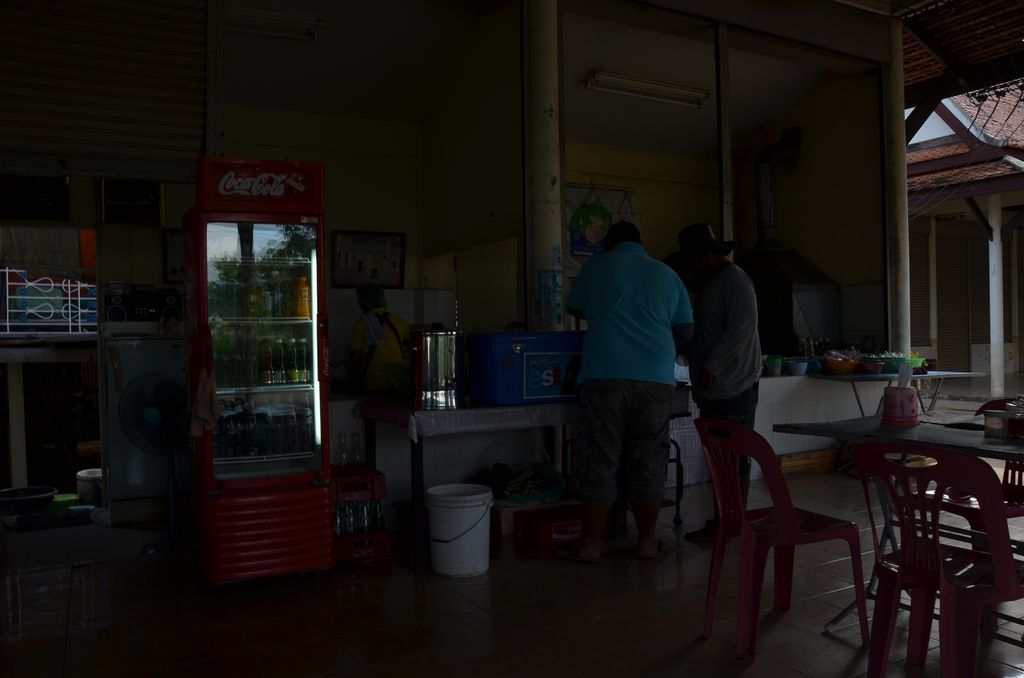 มาถึง 2 คนนี้รีบดิ่งไปที่ครัวร้าน คงไม่ใช่เจ้าปอนด์คนเดียวแล้วที่หิว  :laughing: :laughing: