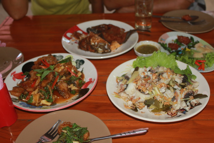 นี้แค่วันแรกนะครับ...กินอิ่ม นอนอุ่น พรุ้งนี้ค่อยว่ากันต่อ...เอายาวววปายยยยยยย!!!!
 :cheer: :cheer: