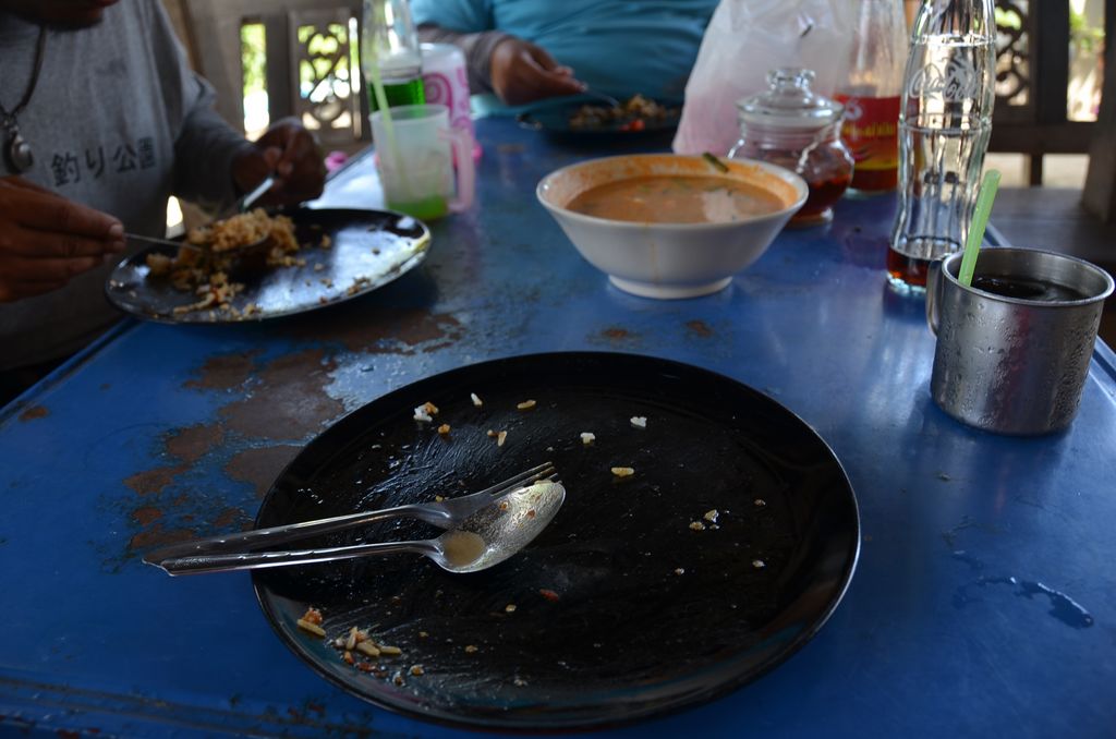 แต่เขากินไม่ทันคนที่ไม่หิวอย่างผม ก็มันอร่อยนี่ครับ กร๊ากกกก  :laughing: :laughing: