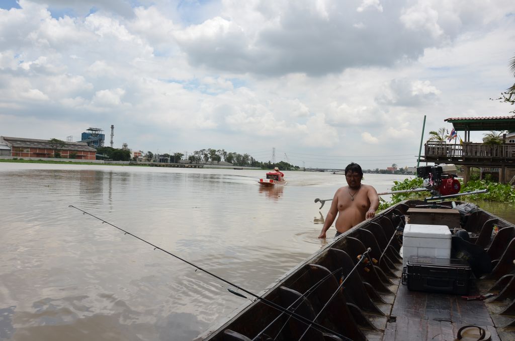 เรืออาบังขายไอศครีมมาพอดี  เหมือนรู้ว่าร้อนเลย :umh: :umh: