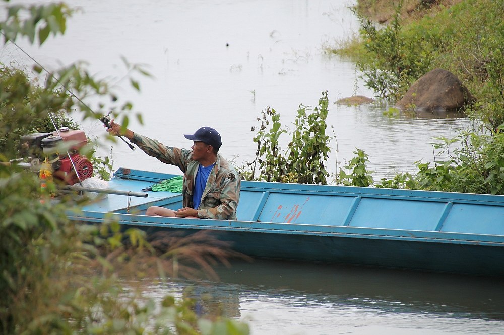 ไต๋เราก็นั่งตกบนเรือสบายใจ  :grin: