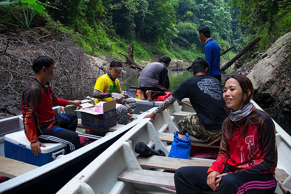 ลอยเรือผูกติดกัน ล้อมวงนั่งทานข้าว ท่ามกลางธรรมชาติแบบนี้ กรีสสส  สุดๆๆ :laughing: :laughing: