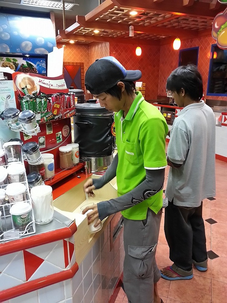 น้าปอกับน้ารอดแวะเติมพลังกันก่อนให้หายง่วง :grin: :grin: