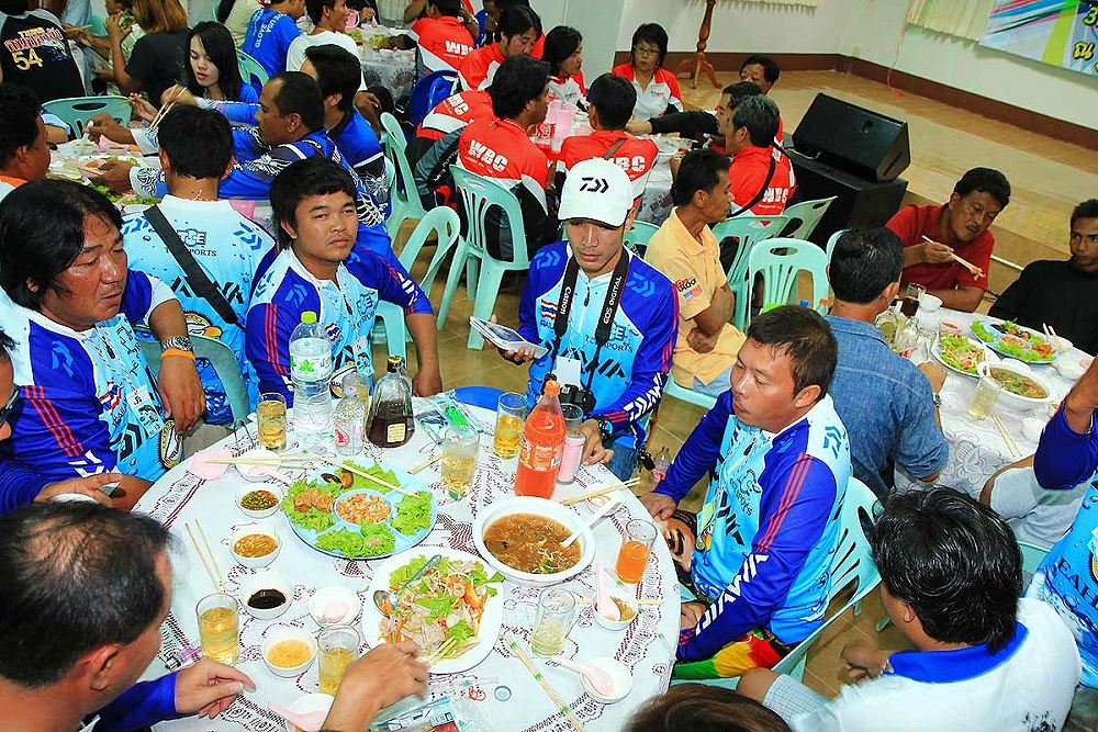 ++สุโข...รึป่าว..โต๊ะนี้... :laughing: :laughing: :laughing: